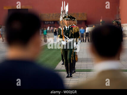 Chinesische Soldaten Bohren vor zu ihren Ehren Wache, die Senkung der nationalen Flagge in Tiananmen Square, Peking am 10. September 2008. (UPI Foto/Stephen Rasierer) Stockfoto