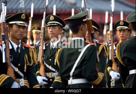 Chinesische Soldaten Bohren vor zu ihren Ehren Wache, die Senkung der nationalen Flagge in Tiananmen Square, Peking am 10. September 2008. (UPI Foto/Stephen Rasierer) Stockfoto