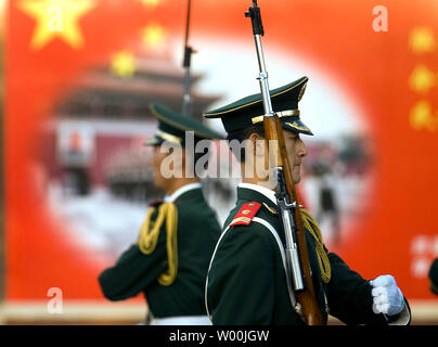 Chinesische Soldaten Bohren vor zu ihren Ehren Wache, die Senkung der nationalen Flagge in Tiananmen Square, Peking am 10. September 2008. (UPI Foto/Stephen Rasierer) Stockfoto