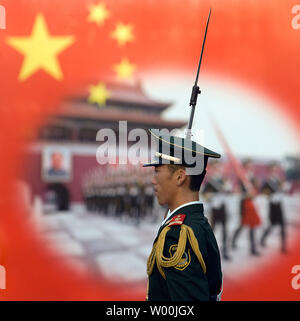 Chinesische Soldaten Bohren vor zu ihren Ehren Wache, die Senkung der nationalen Flagge in Tiananmen Square, Peking am 10. September 2008. (UPI Foto/Stephen Rasierer) Stockfoto