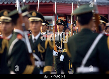 Chinesische Soldaten Bohren vor zu ihren Ehren Wache, die Senkung der nationalen Flagge in Tiananmen Square, Peking am 10. September 2008. (UPI Foto/Stephen Rasierer) Stockfoto