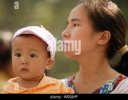 Eine chinesische Mutter bringt sie ihren Sohn zu einem der wichtigsten Kinder Krankenhaus in Peking am 18. September 2008. Hunderte Eltern strömten in Büros einer Molkerei im Herzen einer verdorbenen Babynahrung Skandal, anspruchsvolle Erstattungen und sich Gedanken über das, was noch sicher war, ihre Kinder zu ernähren. Die chinesischen Behörden haben die Prüfung aller Milchprodukte bestellt und schwor, Qualitätsstandards zu aktualisieren, nachdem vier chinesische Babys gestorben und mehr als 6.200 Erkrankte vom Trinken Formel, Melamin. (UPI Foto/Stephen Rasierer) Stockfoto