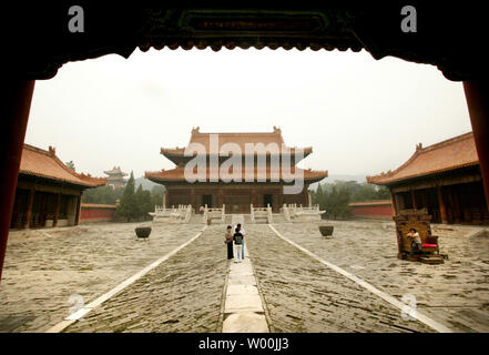 Mehrere Touristen besuchen Sie die Kaisergräber der Qing-dynastie, auch als die Mandschu-dynastie, der das letzte herrschende Dynastie Chinas von 1644 bis 1912 und sind in Zunhua, Provinz Hebei gelegen, nur ein paar Stunden östlich von Peking am 21. September 2008 bekannt. Die Gräber sind von der UNESCO als Weltkulturerbe gelistet. Chinesische Beamte schauen die Werbung der Olympischen Spiele zu ziehen mehr westliche Reisende und helfen, neues Leben in Tourismus Industrie der chinesischen Hauptstadt atmen zu nutzen. (UPI Foto/Stephen Rasierer) Stockfoto