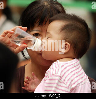 Eine chinesische Mutter bringt sie ihren Sohn in ein Kinderkrankenhaus in Peking am 23. September 2008. China schwor giftige Milch von Prozessoren und auf den Exportmärkten nach verdorbenen infant Pulver zu stoppen, die mehr als 54.000 Kinder in einem Skandal, den Ruf des Landes in einer neuen Krise verstrickt ist krank. (UPI Foto/Stephen Rasierer) Stockfoto