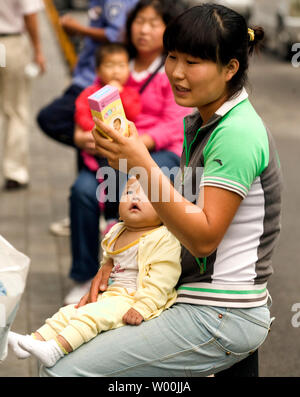 Chinesische Eltern bringen ihre Kinder in ein Kinderkrankenhaus in Peking am 23. September 2008. China schwor giftige Milch von Prozessoren und auf den Exportmärkten nach verdorbenen infant Pulver zu stoppen, die mehr als 54.000 Kinder in einem Skandal, den Ruf des Landes in einer neuen Krise verstrickt ist krank. (UPI Foto/Stephen Rasierer) Stockfoto