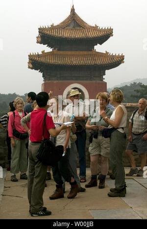 Touristen besuchen die Kaisergräber der Qing-dynastie, auch als die Mandschu-dynastie, der das letzte herrschende Dynastie Chinas von 1644 bis 1912 und sind in Zunhua, Provinz Hebei gelegen, nur ein paar Stunden östlich von Peking am 21. September 2008 bekannt. Die Gräber sind von der UNESCO als Weltkulturerbe gelistet. Chinesische Beamte schauen die Werbung der Olympischen Spiele zu ziehen mehr westliche Reisende und helfen, neues Leben in Tourismus Industrie der chinesischen Hauptstadt atmen zu nutzen. (UPI Foto/Stephen Rasierer) Stockfoto