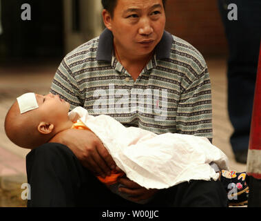 Ein chinesischer Vater bringt seinen Sohn in ein Kinderkrankenhaus in Peking am 23. September 2008. China schwor giftige Milch von Prozessoren und auf den Exportmärkten nach verdorbenen infant Pulver zu stoppen, die mehr als 54.000 Kinder in einem Skandal, den Ruf des Landes in einer neuen Krise verstrickt ist krank. (UPI Foto/Stephen Rasierer) Stockfoto