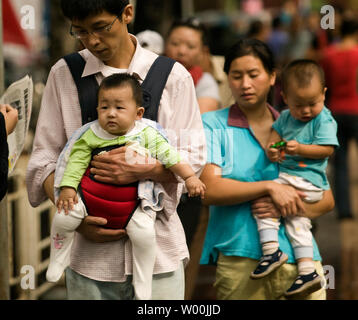 Chinesische Eltern bringen ihre Kinder in ein Kinderkrankenhaus in Peking am 23. September 2008. China schwor giftige Milch von Prozessoren und auf den Exportmärkten nach verdorbenen infant Pulver zu stoppen, die mehr als 54.000 Kinder in einem Skandal, den Ruf des Landes in einer neuen Krise verstrickt ist krank. (UPI Foto/Stephen Rasierer) Stockfoto