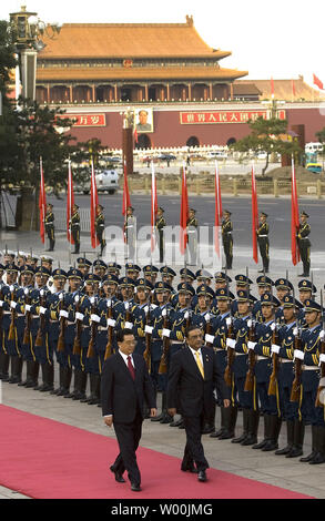 Der chinesische Präsident Hu Jintao (L) und seinem pakistanischen Kollegen Asif Ali Zardari besuchen eine offizielle Begrüßungsfeier in der Großen Halle des Volkes in Peking am 15. Oktober 2008. Zardari kamen am Dienstag bei seinem ersten Besuch in China als Präsident, und hat gesagt, daß er seine 4-tägige Reise "Die Führung der Welt daran zu erinnern, wie nah unser Verhältnis ist" will. Pakistan ist in einer Reihe von Abkommen mit China während der Reise zu Usher, Hervorhebung von Islamabad hofft, dass Peking wird es durch wirtschaftliche und diplomatische Probleme helfen. (UPI Foto/Stephen Rasierer) Stockfoto