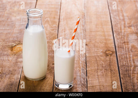 Milchprodukte, eine Flasche und ein Glas Milch auf dem Tisch Stockfoto