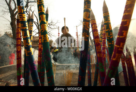 Chinesische beten an einem Tempel in China feiert das Neujahrsfest in Peking am 29. Januar 2009. 10 Millionen Chinesen auf der ganzen Welt feiern das Neujahrsfest, einer der wichtigsten traditionellen Feiertage. Räucherstäbchen angezündet, Feuerwerk sind ausgeschaltet und Familien und Freunde versammeln sich für Mahlzeiten in chinesischen Gemeinschaften im Jahr des Ochsen zu klingeln. (UPI Foto/Stephen Rasierer) Stockfoto