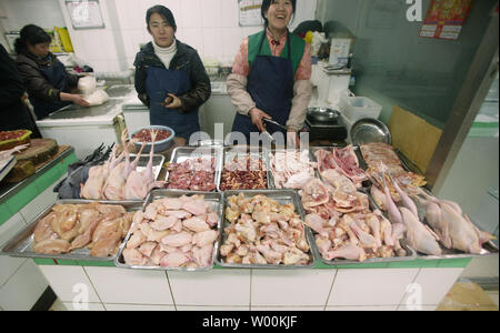 Chinesischen Huhn Anbieter warten, die für Kunden auf einen Lebensmittelmarkt in Peking Februar 04, 2009. China hat einen Ausbruch der Vogelgrippe bei Geflügel gelitten, obwohl das Festland Regierung noch einen solchen Vorfall zu berichten, nach Lo Wing-Lok, ein Hong-kong Regierung Berater auf Infektionskrankheiten. (UPI Foto/Stephen Rasierer) Stockfoto