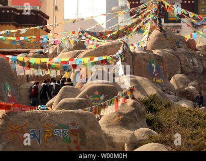 Chinesische und ausländische Touristen besuchen eine Replik eines Altars, Tempel in Lhasa, Tibet, die repräsentiert einen Teil der 56 ethnischen Gruppen, die von Han-Chinesen in Peking China Nationalitäten Museum, oder chinesischen ethnischen Cultural Park, 15. März 2009 präsentiert. China warf der US-Kongress in der vergangenen Woche von schädlichen Beziehungen und Einmischung in Chinas innere Angelegenheiten mit der Verabschiedung einer Resolution zur Anerkennung der Notlage von Menschen und ihre Tibets im Exil lebenden geistlichen Führer, den Dalai Lama. (UPI Foto/Stephen Rasierer) Stockfoto