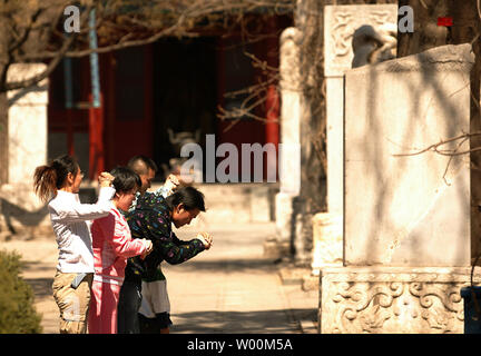 Chinesische beten in einem alten taoistischen Tempel während der jährlichen Qing Ming Urlaub, oder Grab fegen Festival, in der Innenstadt von Peking April 6, 2009. Der Urlaub ist eine Zeit, in der chinesische ihre Vorfahren Ehre durch Reinigung ihre Gräber und das Angebot an Speisen und Getränken. (UPI Foto/Stephen Rasierer) Stockfoto