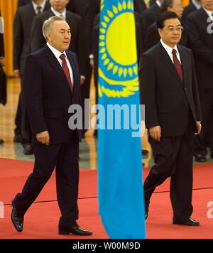 Kasachstans Präsident Nursultan Nazarbayevin (L) wird von der chinesische Präsident Hu Jintao während der Begrüßungszeremonie in der Großen Halle des Volkes in Peking, 16. April 2009 begleitet. China in der Nähe von einem Abkommen Kasachstan zu Darlehen von 10 Mrd. $ im Austausch für größere Zugang zu Öl Vermögenswerte in dem zentralasiatischen Land ist, Chinesische Medien berichten in dieser Woche. (UPI Foto/Stephen Rasierer) Stockfoto