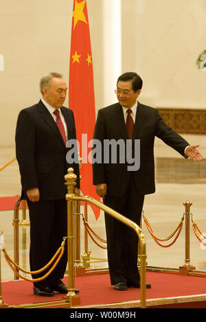 Kasachstans Präsident Nursultan Nazarbayevin (L) wird von der chinesische Präsident Hu Jintao während der Begrüßungszeremonie in der Großen Halle des Volkes in Peking, 16. April 2009 begleitet. China in der Nähe von einem Abkommen Kasachstan zu Darlehen von 10 Mrd. $ im Austausch für größere Zugang zu Öl Vermögenswerte in dem zentralasiatischen Land ist, Chinesische Medien berichten in dieser Woche. (UPI Foto/Stephen Rasierer) Stockfoto