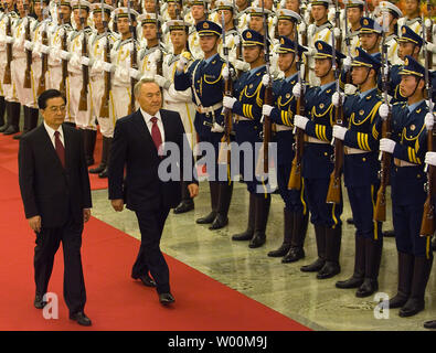 Kasachstans Präsident Nursultan Nazarbayevin (R) wird von dem chinesischen Präsidenten Hu Jintao während der Begrüßungszeremonie in der Großen Halle des Volkes in Peking, 16. April 2009 begleitet. China in der Nähe von einem Abkommen Kasachstan zu Darlehen von 10 Mrd. $ im Austausch für größere Zugang zu Öl Vermögenswerte in dem zentralasiatischen Land ist, Chinesische Medien berichten in dieser Woche. (UPI Foto/Stephen Rasierer) Stockfoto