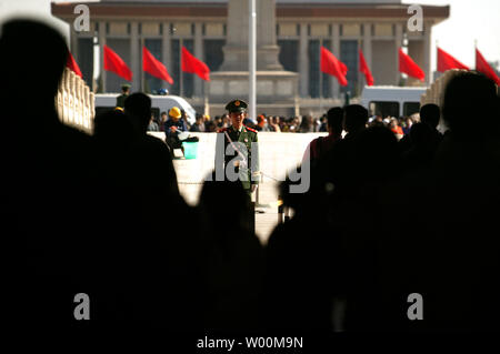 Ein chinesischer Soldat steht Wache auf dem Platz des Himmlischen Friedens als sowohl ausländische als auch einheimische Touristen besuchen die massive Platz im Zentrum von Peking, 17. April 2009. Der 20-Jährige diese Woche der reformistischen chinesischen Führer Hu Yaobang's Tod tritt weg von einem extrem sensiblen Periode für kommunistische Chinas Herrscher, da sie gezwungen sind, die tödliche Tiananmen durchgreifen zu besuchen. Diese Woche markiert den Beginn einer Zeit der erhöhten Spannungen und erhöhte Sicherheit in China, die noch bis zum 4. Juni, dem Tag im Jahr 1989, als Soldaten wurden in Tiananmen Square gesendet, sechs Wochen nach der beispiellosen Demokratie Proteste niederzuschlagen. Stockfoto