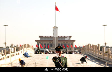 Ein chinesischer Soldat steht Wache auf dem Platz des Himmlischen Friedens als sowohl ausländische als auch einheimische Touristen besuchen die massive Platz im Zentrum von Peking, 17. April 2009. Der 20-Jährige diese Woche der reformistischen chinesischen Führer Hu Yaobang's Tod tritt weg von einem extrem sensiblen Periode für kommunistische Chinas Herrscher, da sie gezwungen sind, die tödliche Tiananmen durchgreifen zu besuchen. Diese Woche markiert den Beginn einer Zeit der erhöhten Spannungen und erhöhte Sicherheit in China, die noch bis zum 4. Juni, dem Tag im Jahr 1989, als Soldaten wurden in Tiananmen Square gesendet, sechs Wochen nach der beispiellosen Demokratie Proteste niederzuschlagen. Stockfoto