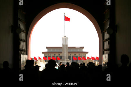 Ein chinesischer Soldat steht Wache auf dem Platz des Himmlischen Friedens als sowohl ausländische als auch einheimische Touristen besuchen die massive Platz im Zentrum von Peking, 17. April 2009. Der 20-Jährige diese Woche der reformistischen chinesischen Führer Hu Yaobang's Tod tritt weg von einem extrem sensiblen Periode für kommunistische Chinas Herrscher, da sie gezwungen sind, die tödliche Tiananmen durchgreifen zu besuchen. Diese Woche markiert den Beginn einer Zeit der erhöhten Spannungen und erhöhte Sicherheit in China, die noch bis zum 4. Juni, dem Tag im Jahr 1989, als Soldaten wurden in Tiananmen Square gesendet, sechs Wochen nach der beispiellosen Demokratie Proteste niederzuschlagen. Stockfoto