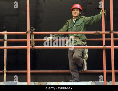 Ein chinesischer Arbeiter nimmt eine Pause auf einer Baustelle in Peking, dem 20. April 2009. China hat eine Wirtschaftsmacht in den letzten Jahrzehnten geworden, wie es der Branche modernisiert, mobilisiert seine Belegschaft und erstellt eine neue Mittelschicht von Millionen von Konsumenten, aber es hat nicht immun gewesen von der globalen Rezession und ihre Ausführer haben besonders stark betroffen ist. (UPI Foto/Stephen Rasierer) Stockfoto