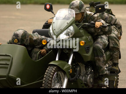 Soldaten der Dritten Guard Division der Volksbefreiungsarmee (PLA), die mit Anti-Terrorismus und anti-aircraft Aufgaben verantwortlich ist, auf, sich an der Bekämpfung der Bohrer nördlich von Peking am 28. Juli 2009. Chinas Hauptstadt hat eine seltene Tour eines PLA division Dienstag. China hat lange verschwiegenen über seine militärische Stärke und die Fähigkeit, in der Kritik aus anderen Ländern vorsichtig in Bezug auf den wachsenden Einfluss der asiatischen Riesen und explodierenden Ausgaben für das Militär. (UPI Foto/Stephen Rasierer) Stockfoto