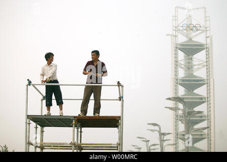 Chinesische Arbeiter stehen auf einer Plattform auf dem Olympic Green in Peking am 7. August 2009. Ein Jahr nach den Olympischen Spielen in Peking, die erheblichen Auswirkungen der Spiele auf China und seine Beziehungen mit der Welt wieder packte, globale Aufmerksamkeit. Die Spiele, die mit einer glamourösen Eröffnungszeremonie am 8. August im letzten Jahr getreten, haben China viel näher an die Welt in einer Zeit, in der China wird derzeit große Veränderungen gebracht. UPI/Stephen Rasierer Stockfoto