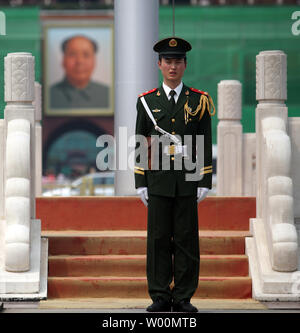Ein chinesischer Soldat steht Wache vor dem Tiananmen Square North Rostrum, die vor der 60. Jahrestag der Gründung des kommunistischen China in diesem Oktober 1, in Peking am 16. August 2009 renoviert wird. Die Renovierung ist Teil der Vorbereitungen für den 60. Jahrestag der Oktober und mit den wichtigsten Highlight ist eine riesige Parade durch die Volksbefreiungsarmee (PLA) durch das Zentrum von Peking. UPI/Stephen Rasierer Stockfoto