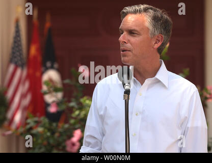 Jon M. Huntsman, jr., der neue US-Botschafter in der Volksrepublik China, im Gespräch mit der Presse in seiner Residenz in Peking am 22. August 2009. Huntsman und seine Familie kamen in Peking am 21. August seine Zuordnung zu beginnen. In den nächsten Wochen, Botschafter Huntsman mit den chinesischen Regierungsbeamten treffen, sowie Business und Community Führer sich vorzustellen und ihre Ansichten über Probleme und Ereignisse der Gestaltung der U.S.-China bilaterale Beziehungen hören. UPI/Stephen Rasierer Stockfoto