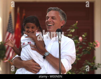 Jon M. Huntsman, jr., der neue US-Botschafter in der Volksrepublik China, hält seine Tochter Asha, 3, während im Gespräch mit der Presse in seiner Residenz in Peking am 22. August 2009. Huntsman und seine Familie kamen in Peking am 21. August seine Zuordnung zu beginnen. In den nächsten Wochen, Botschafter Huntsman mit den chinesischen Regierungsbeamten treffen, sowie Business und Community Führer sich vorzustellen und ihre Ansichten über Probleme und Ereignisse der Gestaltung der U.S.-China bilaterale Beziehungen hören. UPI/Stephen Rasierer Stockfoto