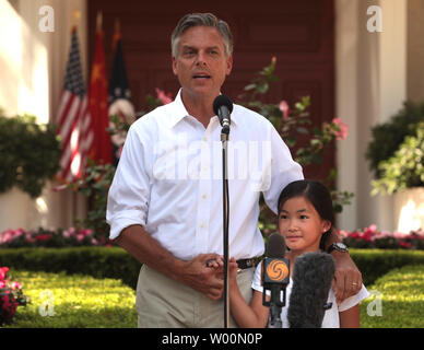 Jon M. Huntsman, jr., der neue US-Botschafter in der Volksrepublik China, hält seine Tochter Gracie Mei, 10, im Gespräch mit der Presse in seiner Residenz in Peking am 22. August 2009. Huntsman und seine Familie kamen in Peking am 21. August seine Zuordnung zu beginnen. In den nächsten Wochen, Botschafter Huntsman mit den chinesischen Regierungsbeamten treffen, sowie Business und Community Führer sich vorzustellen und ihre Ansichten über Probleme und Ereignisse der Gestaltung der U.S.-China bilaterale Beziehungen hören. UPI/Stephen Rasierer Stockfoto