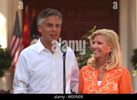 Jon M. Huntsman, jr., der neue US-Botschafter in der Volksrepublik China, führt seine Frau Mary Kaye, während im Gespräch mit der Presse in seiner Residenz in Peking am 22. August 2009. Huntsman und seine Familie kamen in Peking am 21. August seine Zuordnung zu beginnen. In den nächsten Wochen, Botschafter Huntsman mit den chinesischen Regierungsbeamten treffen, sowie Business und Community Führer sich vorzustellen und ihre Ansichten über Probleme und Ereignisse der Gestaltung der U.S.-China bilaterale Beziehungen hören. UPI/Stephen Rasierer Stockfoto