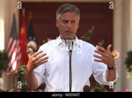 Jon M. Huntsman, jr., der neue US-Botschafter in der Volksrepublik China, im Gespräch mit der Presse in seiner Residenz in Peking am 22. August 2009. Huntsman und seine Familie kamen in Peking am 21. August seine Zuordnung zu beginnen. In den nächsten Wochen, Botschafter Huntsman mit den chinesischen Regierungsbeamten treffen, sowie Business und Community Führer sich vorzustellen und ihre Ansichten über Probleme und Ereignisse der Gestaltung der U.S.-China bilaterale Beziehungen hören. UPI/Stephen Rasierer Stockfoto