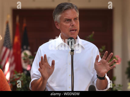 Jon M. Huntsman, jr., der neue US-Botschafter in der Volksrepublik China, im Gespräch mit der Presse in seiner Residenz in Peking am 22. August 2009. Huntsman und seine Familie kamen in Peking am 21. August seine Zuordnung zu beginnen. In den nächsten Wochen, Botschafter Huntsman mit den chinesischen Regierungsbeamten treffen, sowie Business und Community Führer sich vorzustellen und ihre Ansichten über Probleme und Ereignisse der Gestaltung der U.S.-China bilaterale Beziehungen hören. UPI/Stephen Rasierer Stockfoto