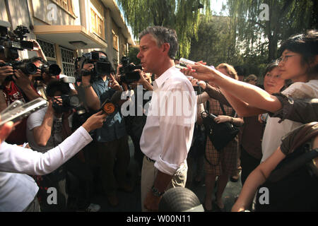 Jon M. Huntsman, jr., der neue US-Botschafter in der Volksrepublik China, im Gespräch mit der Presse in seiner Residenz in Peking am 22. August 2009. Huntsman und seine Familie kamen in Peking am 21. August seine Zuordnung zu beginnen. In den nächsten Wochen, Botschafter Huntsman mit den chinesischen Regierungsbeamten treffen, sowie Business und Community Führer sich vorzustellen und ihre Ansichten über Probleme und Ereignisse der Gestaltung der U.S.-China bilaterale Beziehungen hören. UPI/Stephen Rasierer Stockfoto