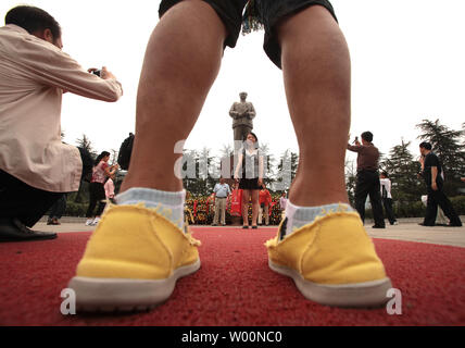 Chinesische Touristen haben Fotos von eine große Statue des ehemaligen Steuermann Mao Zedong in seiner Heimatstadt Shaoshan, südliche Provinz Hunan, 17. September 2009. UPI/Stephen Rasierer Stockfoto