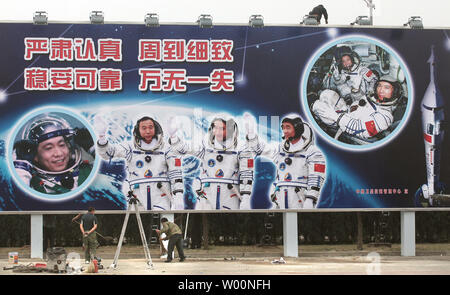 Ein chinesischer Arbeiter installiert leuchtet auf einem riesigen Reklametafeln feiert China's space Program in der Nähe von Pekings Tempo Stadt" am 6. Oktober 2009. China ist aggressiv Beschleunigung der bemannten Raumfahrt durch die Entwicklung einer 17.000 lb. bemannten Militärische Raumfahrt Labor, die bis Ende 2010 geplant. Die Mission wird mit einem Halt in den USA übereinstimmen, die bemannte Raumfahrt mit der Phase-out des Shuttles. UPI/Stephen Rasierer Stockfoto