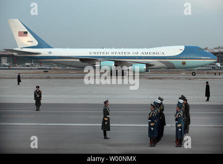 Chinesische Soldaten stehen stramm als Air Force One und Präsident Barack Obama an der Beijing International Airport am 16. November 2009 ankommen. Obama ist zu seinem ersten Staatsbesuch in China und wird drei Tage in Peking sprechen Sie mit top kommunistischen Machthaber des Landes auf engere bilaterale Beziehungen verbringen. UPI/Stephen Rasierer Stockfoto