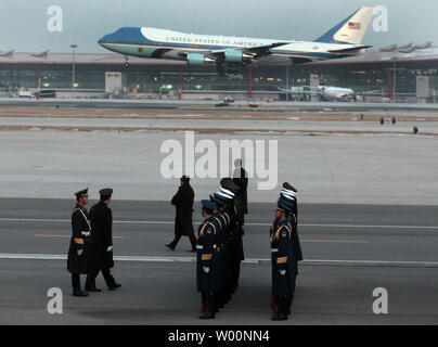 Chinesische Soldaten stehen stramm als Air Force One und Präsident Barack Obama an der Beijing International Airport am 16. November 2009 ankommen. Obama ist zu seinem ersten Staatsbesuch in China und wird drei Tage in Peking sprechen Sie mit top kommunistischen Machthaber des Landes auf engere bilaterale Beziehungen verbringen. UPI/Stephen Rasierer Stockfoto