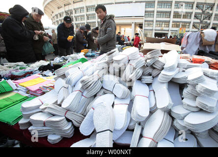 Chinesische shop für Schnäppchen auf einen "Flohmarkt" in Peking am 21. Dezember 2009. Trotz Wirtschaftswachstum Chinas Erholung von der globalen Finanzkrise, des Landes Zeitungen berichten über eine langsame, die in die Konsumausgaben für Luxusgüter. UPI/Stephen Rasierer Stockfoto