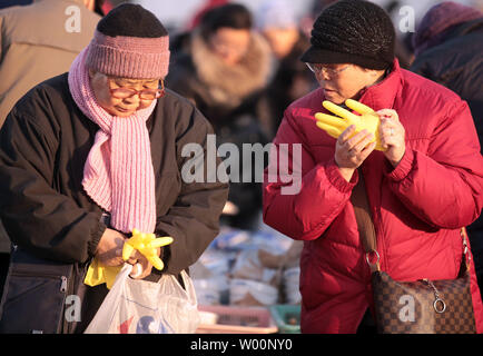 Chinesische shop für Schnäppchen auf einen "Flohmarkt" in Peking am 21. Dezember 2009. Trotz Wirtschaftswachstum Chinas Erholung von der globalen Finanzkrise, des Landes Zeitungen berichten über eine langsame, die in die Konsumausgaben für Luxusgüter. UPI/Stephen Rasierer Stockfoto