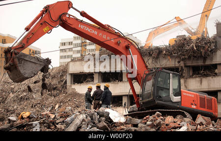 Chinesische Arbeiter ein altes Wahrzeichen Hotel in der Innenstadt von Peking am 28. Januar 2010, abzureißen. Trotz Peking vorbei an einem 2004 neue, insgesamt Stadtplanung Rechnung, die die Erhaltung der gesamten alten Peking, viele historische Stätten und Sehenswürdigkeiten fahren sie abgerissen werden. UPI/Stephen Rasierer Stockfoto