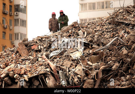 Chinesische Arbeiter ein altes Wahrzeichen Hotel in der Innenstadt von Peking am 28. Januar 2010, abzureißen. Trotz Peking vorbei an einem 2004 neue, insgesamt Stadtplanung Rechnung, die die Erhaltung der gesamten alten Peking, viele historische Stätten und Sehenswürdigkeiten fahren sie abgerissen werden. UPI/Stephen Rasierer Stockfoto