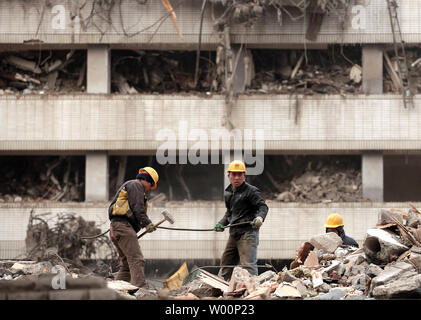 Chinesische Arbeiter ein altes Wahrzeichen Hotel in der Innenstadt von Peking am 28. Januar 2010, abzureißen. Trotz Peking vorbei an einem 2004 neue, insgesamt Stadtplanung Rechnung, die die Erhaltung der gesamten alten Peking, viele historische Stätten und Sehenswürdigkeiten fahren sie abgerissen werden. UPI/Stephen Rasierer Stockfoto