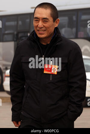 Berühmte chinesische Regisseur Zhang Yimou, auch ein Chinesisches delegieren, kommt auf dem Platz des Himmlischen Friedens vor der Eröffnung der Chinese People's Political Consultative Conference (Cppcc) in der Großen Halle des Volkes in Peking März 3, 2010. Die chinesische Führung ist, Rechtsvorschriften, fördert das Wirtschaftswachstum und die Verbesserung des Lebensstandards, vor allem unter den Migranten des Landes. UPI/Stephen Rasierer Stockfoto