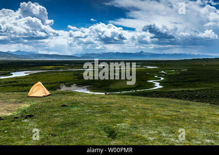 Litang Prairie Landschaft 5 (Die schöne Wiese besonders schön gegen den blauen Himmel und weiße Wolken und die Streams auf der Prairie verbiegen wie Silber Schlangen). Stockfoto