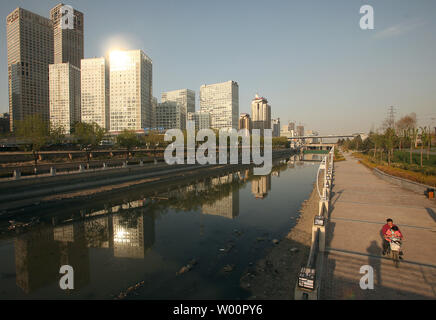 Ein stark verschmutzter Kanal verläuft durch Central Business District von Peking am 30. April 2010. Eine kürzlich durchgeführte Umfrage der chinesischen Regierung Umweltprobleme des Landes hat Wasser Umweltverschmutzung in 2007 mehr als doppelt so hoch ist wie die der Regierung offizielle Schätzungen. Die präsentierten Daten von Vice Umweltschutz Minister Zhang Lijun, belebt Fragen über die Qualität der chinesischen offiziellen Statistiken und Wirksamkeit eines staatlichen Push für sauberere Wachstum nach Jahrzehnten der ungezügelten Wachstum. UPI/Stephen Rasierer Stockfoto