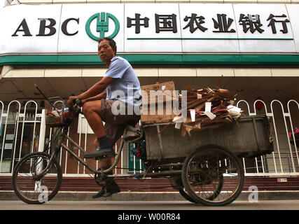 Ein chinesischer Mann fährt mit dem Fahrrad vorbei an einem Landwirtschaftlichen Bank of China Niederlassung in Peking am 30. Juni 2010. Die Landwirtschaftlichen Bank von China am Mittwoch trat damit eine Aktie Angebot wert einer Welt - Aufzeichnung 23,2 Milliarden Dollar in China bemüht sich benachteiligten Regionen im ländlichen Kreditgeber heartland zu entwickeln. UPI/Stephen Rasierer Stockfoto