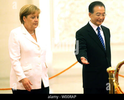 Die deutsche Bundeskanzlerin Angela Merkel (L) und Chinas Premierminister Wen Jiabao eine Begrüßungszeremonie in der Großen Halle des Volkes in Peking am 16. Juli 2010 sorgen. China und Deutschland Handelsprotektionismus erheben und Suchen nicht Handelsüberschüsse, Wen sagte. UPI/Stephen Rasierer Stockfoto