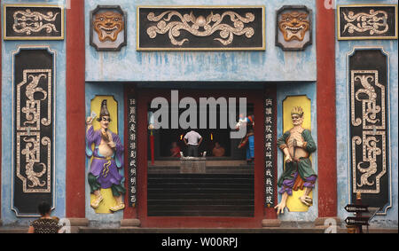 Von Dämonen bewacht, Touristen besuchen das Gespenst Tempel in der Stadt Fengdu, wo der Legende nach ein riesiger gerichtlichen Organisation der Unterwelt wohnt, Boshaftigkeit, einer der wenigen verbliebenen Tempel auf dem Jangtse, die nicht aufgrund der Drei-Schluchten-Damm, Provinz Sichuan, 30. August 2010 überschwemmt wurde, zu bestrafen. Die 600 Kilometer (373 Meilen) langen Stausee überflutet rund 1.300 archäologische Stätten und verändert das Aussehen der Drei Schluchten, stieg der Wasserspiegel über 180 Meter (600 ft). Kulturelle und historische Relikte wurden auf eine höhere Ebene verschoben, wie sie entdeckt wurden, aber das Hochwasser cov Stockfoto